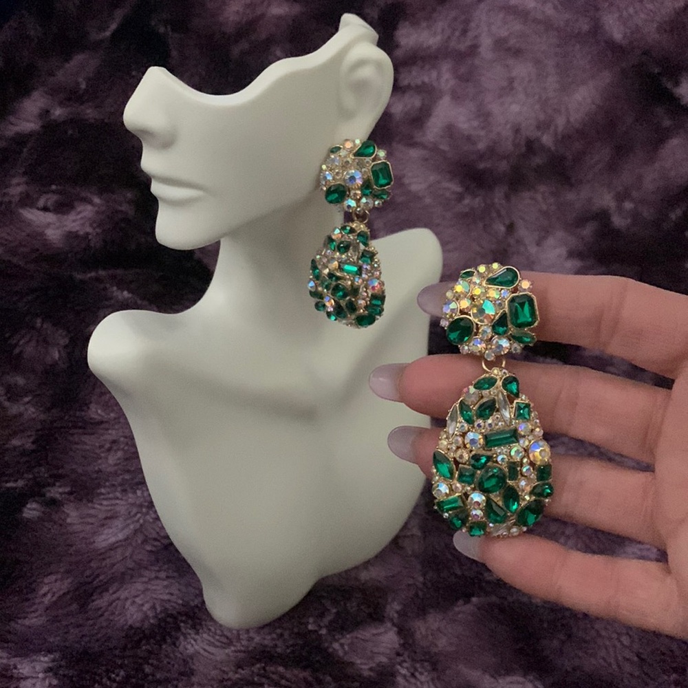 Emerald Statement drop earrings.Catch light pristinely. ✨✨✨